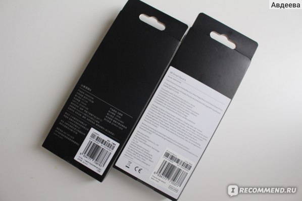 Фитнес-браслет Xiaomi Mi Band 4 (слева купленный на Амазоне, справа - купленный в Финляндии)